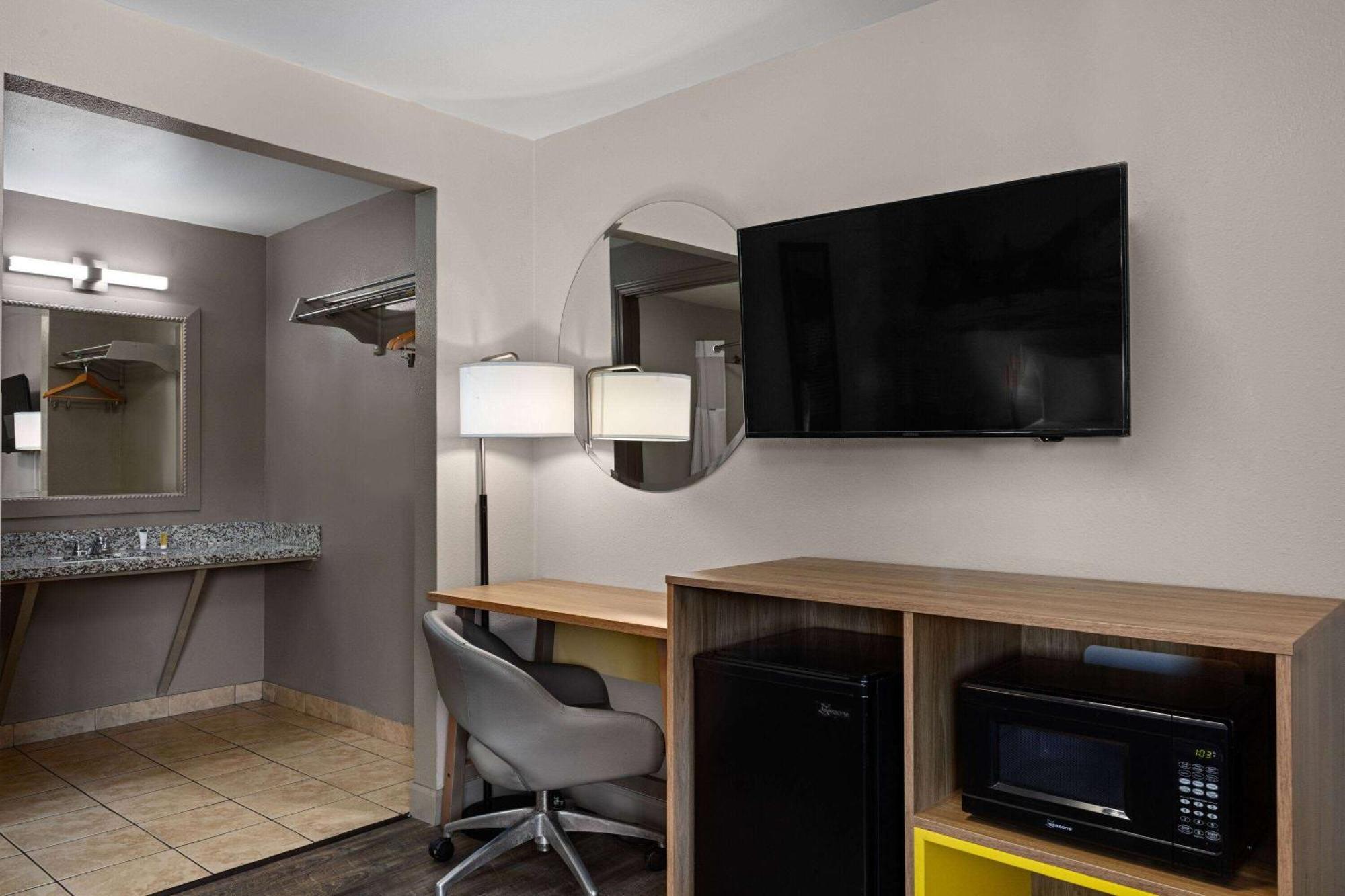 Days Inn By Wyndham Lakewood South Tacoma Esterno foto