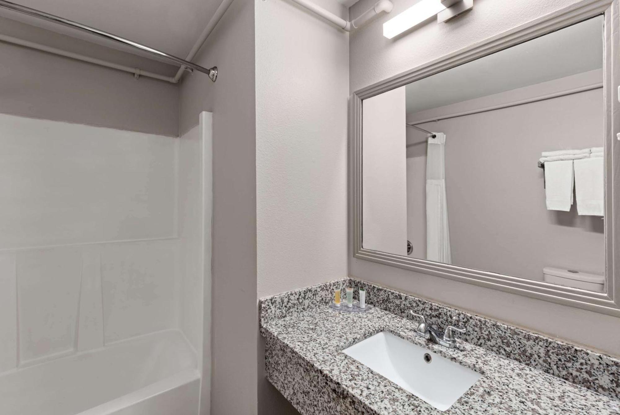 Days Inn By Wyndham Lakewood South Tacoma Esterno foto