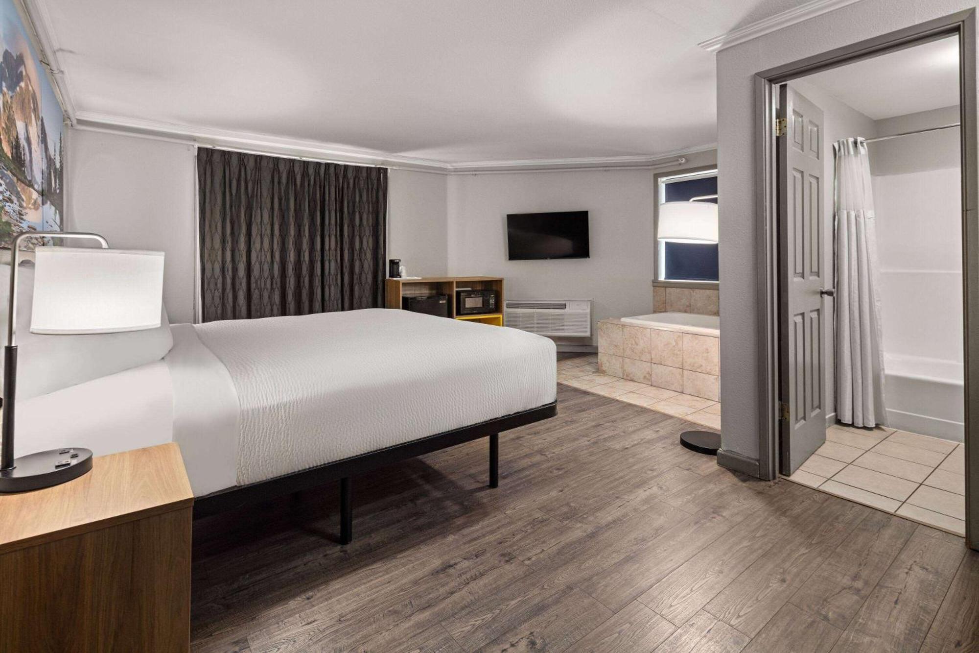 Days Inn By Wyndham Lakewood South Tacoma Esterno foto