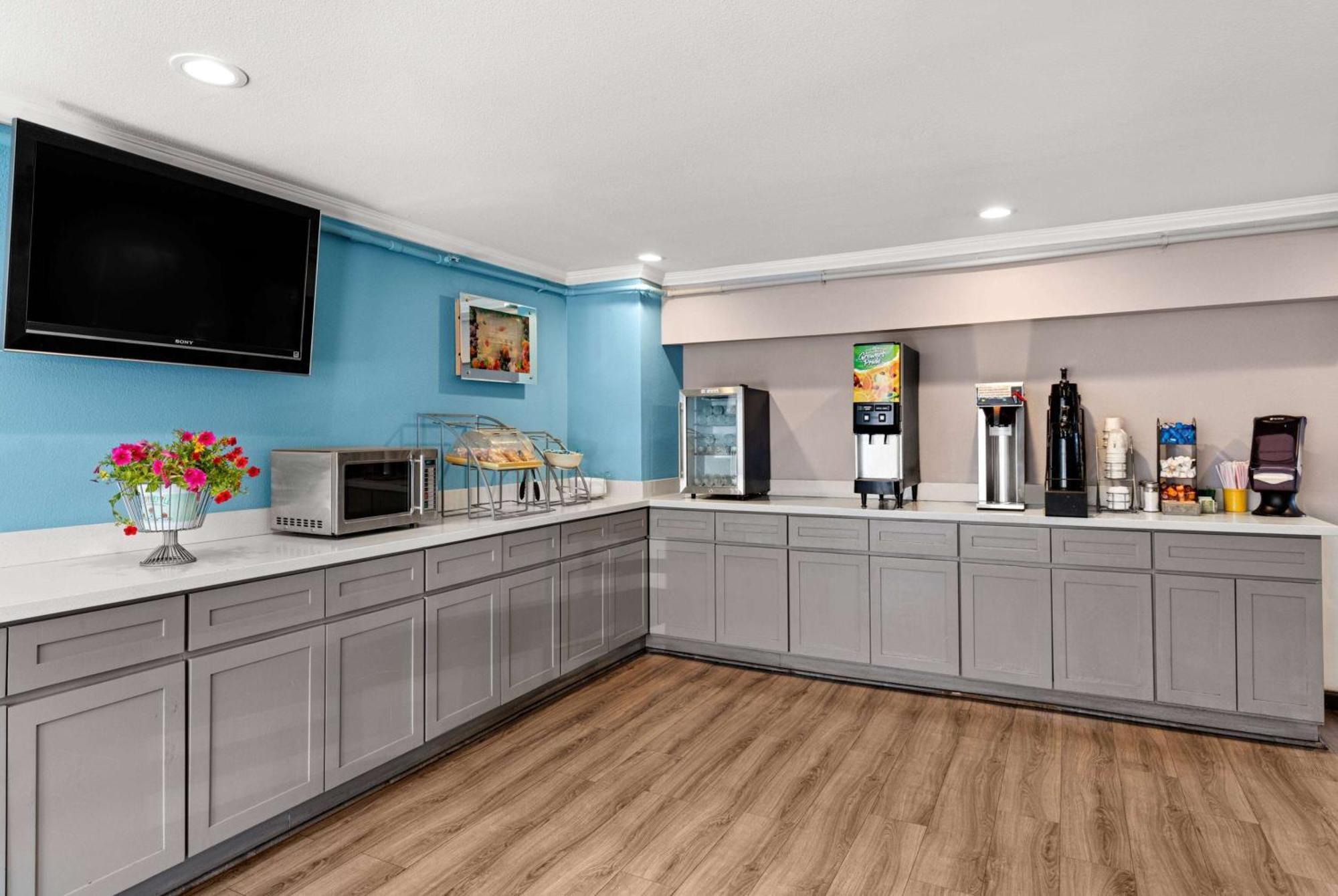 Days Inn By Wyndham Lakewood South Tacoma Esterno foto